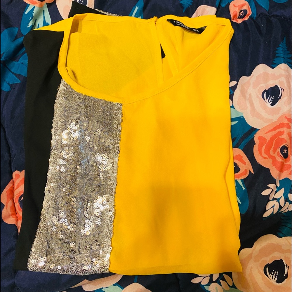 Women Top in black and yellow color